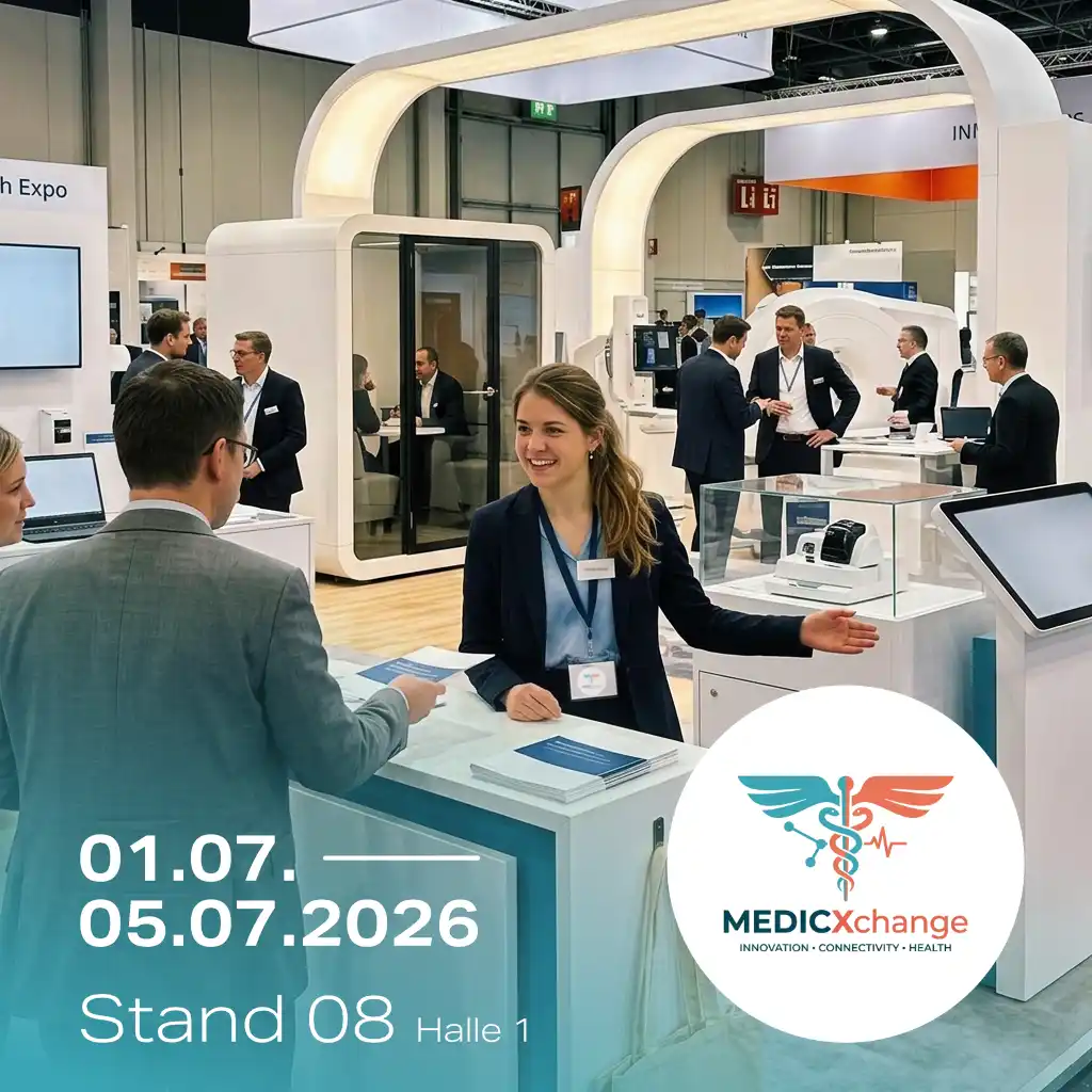 Profilbild an einem Messestand, unten links Datum und Standnummer in Weiß, unten rechts das Logo der Veranstaltung in einem weißen Kreis.